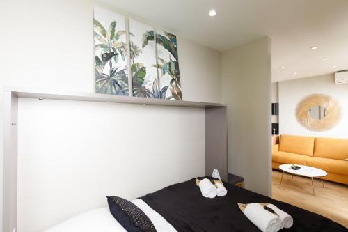 une chambre avec un lit et un salon dans l'établissement La Terrazza - Palais des festivals et Croisettes, à Cannes