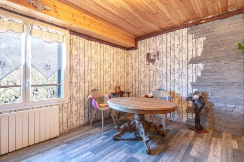 une salle à manger avec une table et des chaises en bois dans l'établissement Le Domaine De Clo - Vue Montagnes, à Cognet