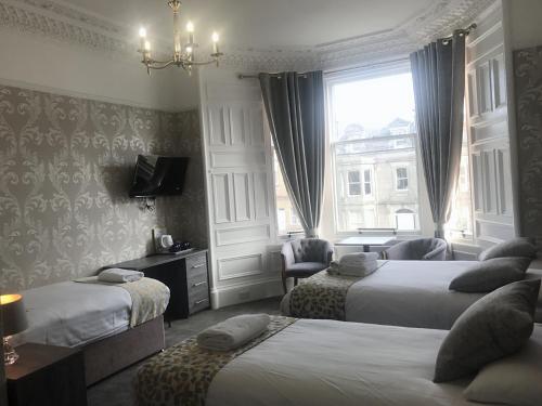una camera d'albergo con due letti e una finestra di Arrandale Guest House a Edimburgo