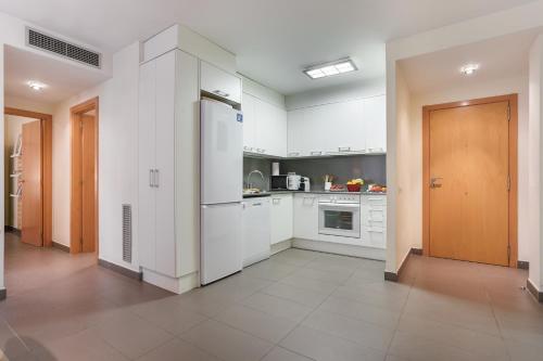 Kuchyň nebo kuchyňský kout v ubytování Apartamentos Cornellalux