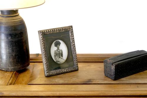 a picture of a man on a table next to a lamp at Colonna Country Home in Ururi