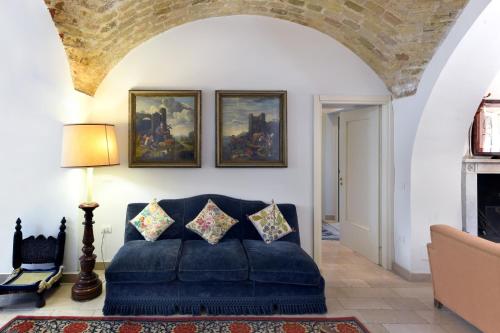 a living room with a blue couch and a fireplace at Colonna Country Home in Ururi
