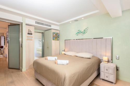 une chambre avec un grand lit avec deux serviettes dessus dans l'établissement Croisette - Luxe - Grand Hotel, à Cannes