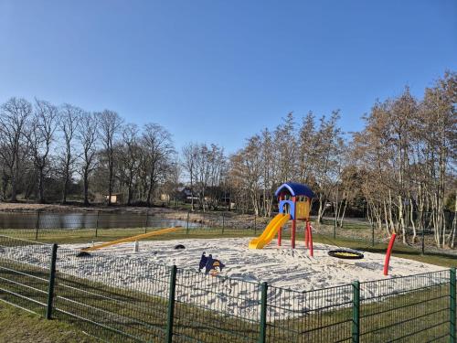 Ο χώρος παιχνιδιού για παιδιά στο Neues Ferienhaus mit riesem Garten und Sauna und Pool