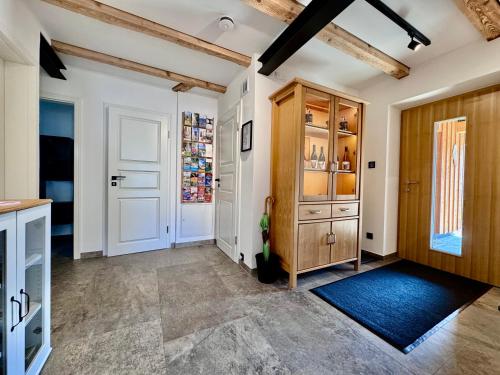 a hallway with a wooden cabinet and a door at TOP moderne FeWo - Alpakahof zum Himmelreich, traumhafte Lage, Terrasse mit Weitblick, kostenfreier Parkplatz, Nähe Kurklinik, optional Sauna in Bad Gottleuba