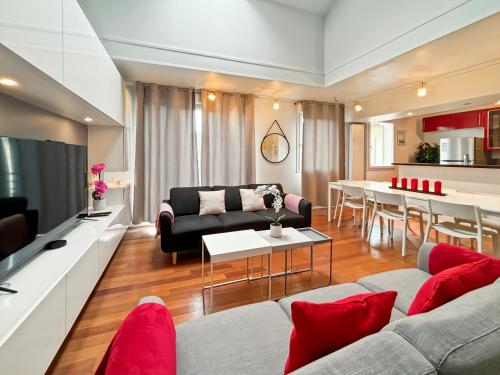 un salon avec un canapé et une salle à manger dans l'établissement Family Duplex Disneyland Paris - Rentaway BnB, à Magny-le-Hongre