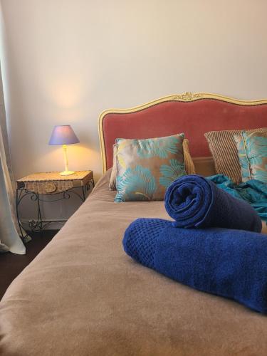 - un lit avec une serviette bleue dans l'établissement La Casa Sylvia, 6 pers WIFI, à Boulogne-sur-Mer