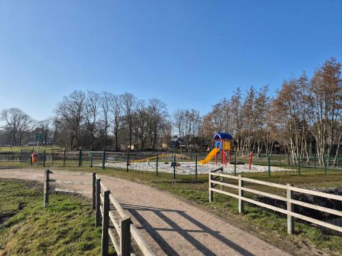 Ο χώρος παιχνιδιού για παιδιά στο Neues Ferienhaus in Traumlage mit Garten