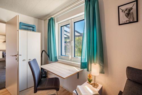 a small room with a desk and a window at Ferienwohnung Huschle in Kappelrodeck