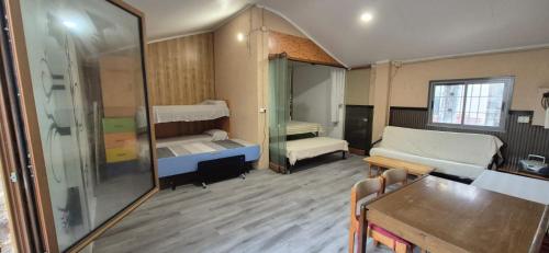 ein Zimmer mit zwei Betten und einem Tisch in der Unterkunft Multiespacios Bu2 in Humanes de Madrid