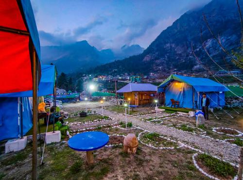 Nespecifikovaný výhled na hory nebo výhled na hory při pohledu z luxury tent