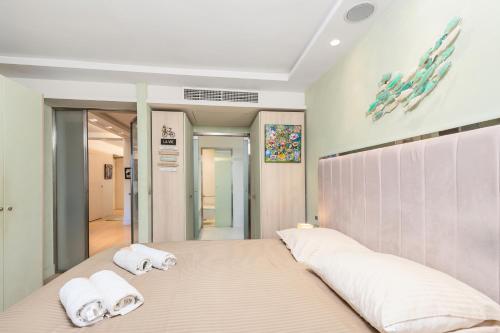 une chambre avec un lit avec des serviettes dessus dans l'établissement Croisette - Luxe - Grand Hotel, à Cannes