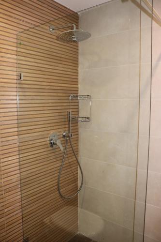 eine Dusche mit Duschkopf im Badezimmer in der Unterkunft Seafront Studio Apartment in Marsaskala