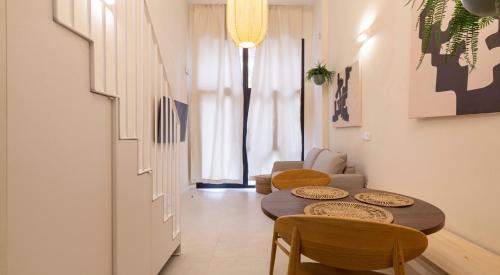 a room with a table and chairs and a couch at Osito Hub - Poeta Durán in Valencia