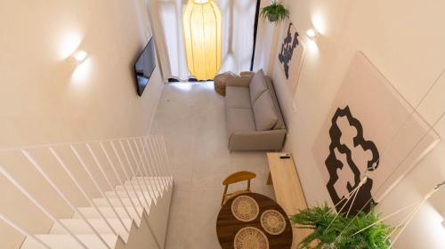 an overhead view of a living room with a couch at Osito Hub - Poeta Durán in Valencia