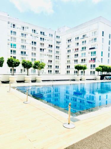 La alberca dentro o cerca de The Royal Suites Inn, Gomti Nagar Lucknow