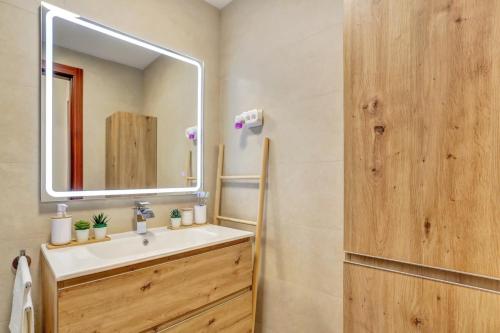 Ένα μπάνιο στο Sahara Beach Luxury Home