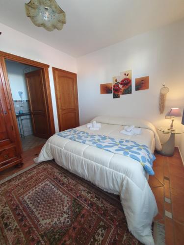 a bedroom with a bed in a room at Sinis Apartment in Palmas Arborea