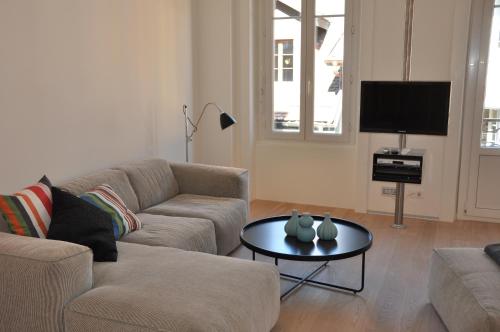 ein Wohnzimmer mit einem Sofa und einem Tisch in der Unterkunft rdl27 in Vevey