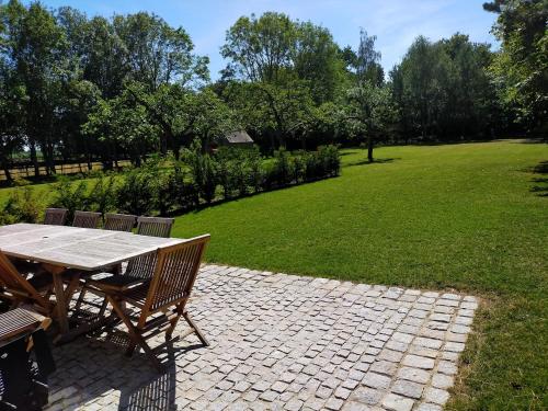 Κήπος έξω από το Domaine du Manoir de Vains