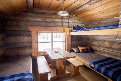 Ruang duduk di Wilderness Cabin on a Private Island