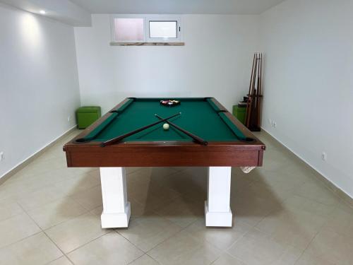 a snooker table in a room with a pool table at Moradia Fantástica com Piscina a 5 min da Praia in Monte Gordo