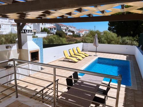 a swimming pool on the roof of a house at Moradia Fantástica com Piscina a 5 min da Praia in Monte Gordo
