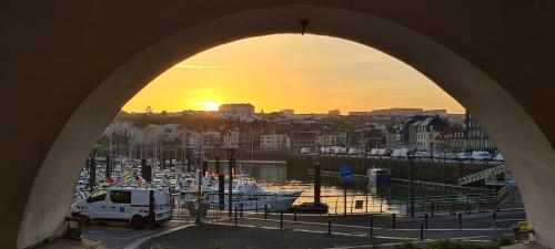 Photo de la galerie de l'établissement Vue port 1 er étage ascenseur centre-ville, à Dieppe