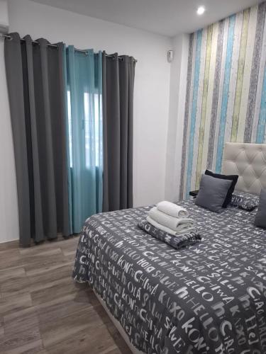sypialnia z łóżkiem z czarno-białym kocem w obiekcie Apartamento PREMIUM La Biznaga w Maladze