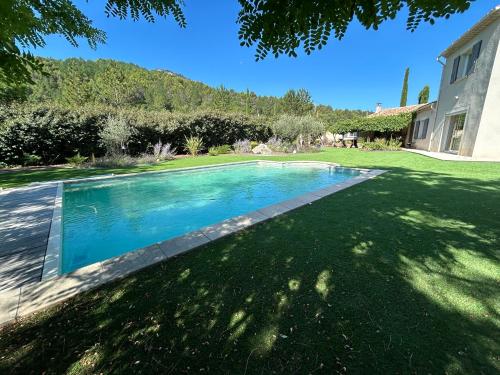 une piscine dans la cour d'une maison dans l'établissement La COLETTA, à Buis-les-Baronnies