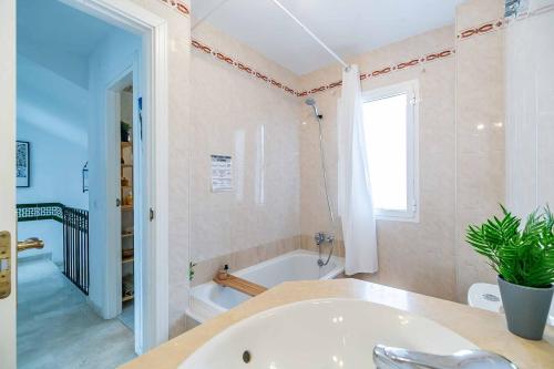 128 - Beautiful Townhouse with Pool, Benalmádena