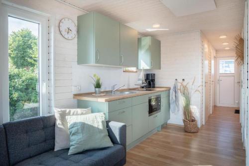 Η κουζίνα ή μικρή κουζίνα στο Hausboot Rán mit Dachterrasse in Schleswig
