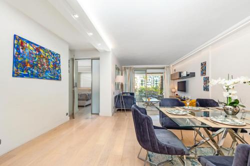 une salle à manger et un salon avec une table et des chaises dans l'établissement Croisette - Luxe - Grand Hotel, à Cannes