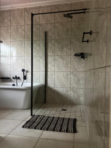 Ένα μπάνιο στο PebetseLuxury Holiday home