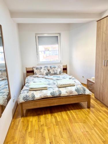 Llit o llits en una habitació de Downtown Apartment