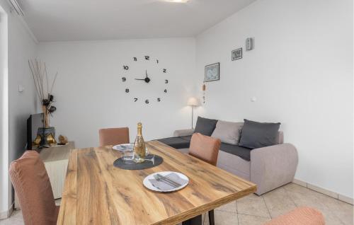 Khu vực ghế ngồi tại 1 Bedroom Nice Apartment In Lopar