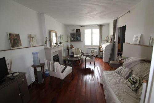 un salon avec un canapé et une cheminée dans l'établissement Mais 5 pièces Oléron 8 couchages Saint Georges d'Oléron SGO000-905, à Saint-Georges-dʼOléron