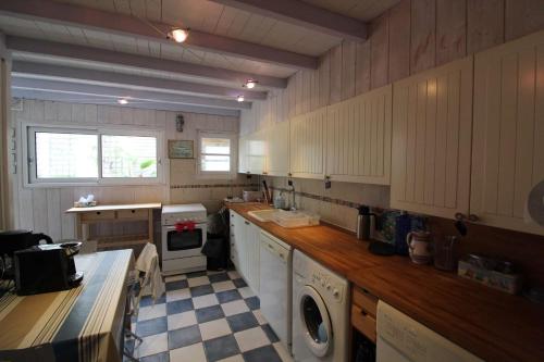 Il comprend une cuisine équipée d'un lave-linge et d'un sèche-linge. dans l'établissement Mais 5 pièces Oléron 8 couchages Saint Georges d'Oléron SGO000-905, à Saint-Georges-dʼOléron