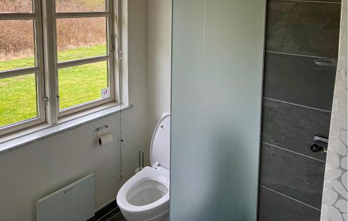Un baño de Stunning Home In Øster Assels With Wifi