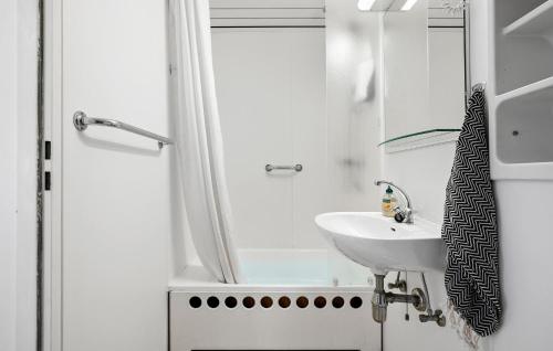 Fotografie z fotogalerie ubytování Awesome Apartment In Nexø With Wifi v destinaci Neksø
