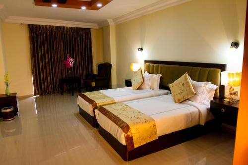 una habitación de hotel con una cama grande en una habitación en Queen Plaza Hotel, en Hebron