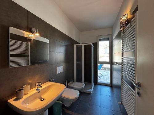 Lake view apartment with swimming pool - Larihome A87にあるバスルーム