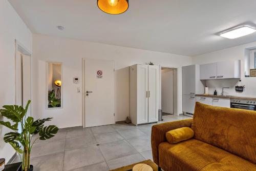 a living room with a couch and a kitchen at Tua Casa - Souterrain Appartment in Lippstadt