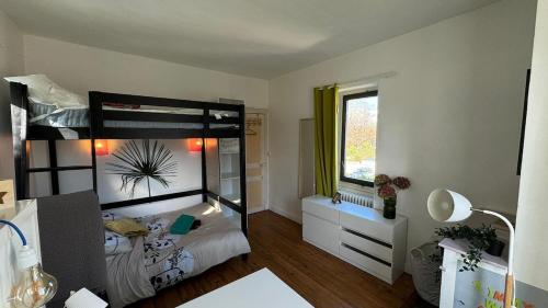 une chambre avec un lit superposé et une fenêtre dans l'établissement Cosy Mary Queen - 3CH - Maison & Jardin & Piscine, à Pau