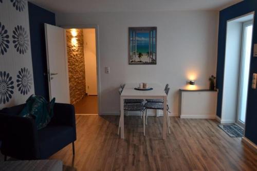 un soggiorno con tavolo e sedia di Loft Apartment Horrem a Kerpen