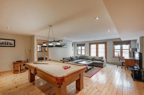 Posezení v ubytování Fiddler Lake Resort Chalet 68 Deer with pool