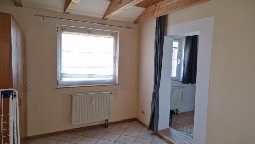 an empty room with a window and a radiator at Wohnung im Landhausstil für Monteure in Budenheim in Budenheim