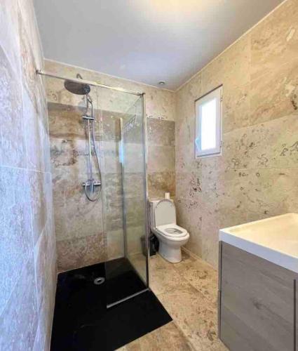 Bilik mandi di Villa f5 with pool close to beach and amenities