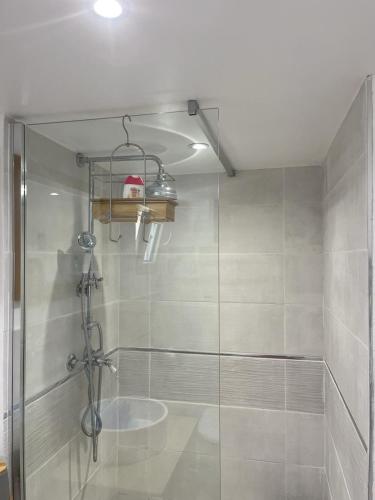 une douche avec une porte vitrée dans une salle de bain dans l'établissement Casa nostra, à Tourrettes