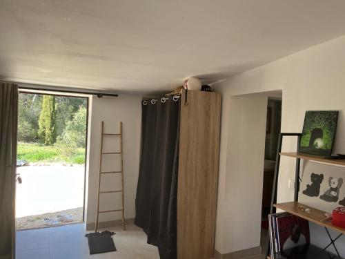 Cette chambre comprend un rideau et une porte coulissante en verre. dans l'établissement Casa nostra, à Tourrettes